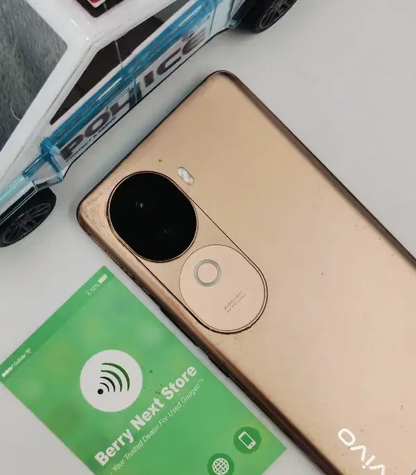 VIVO V40E 8/128GB STORAGE - PRISTINE CONDITION MOBILE WITH BILL.