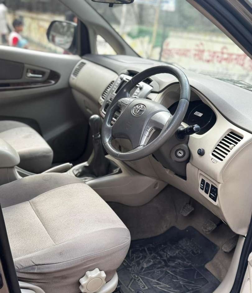 toyota innova (2013)