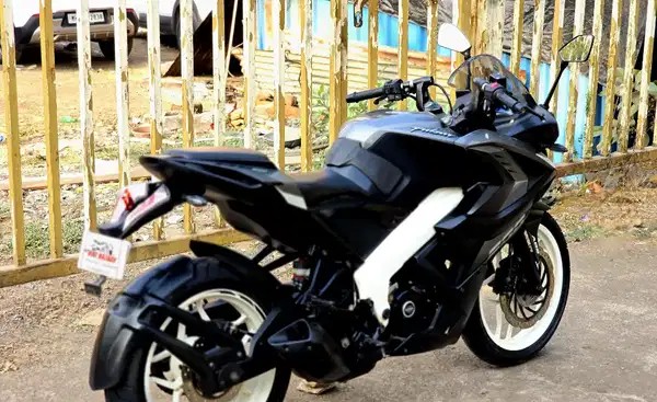  bajaj pulsar rs 200 (2021)