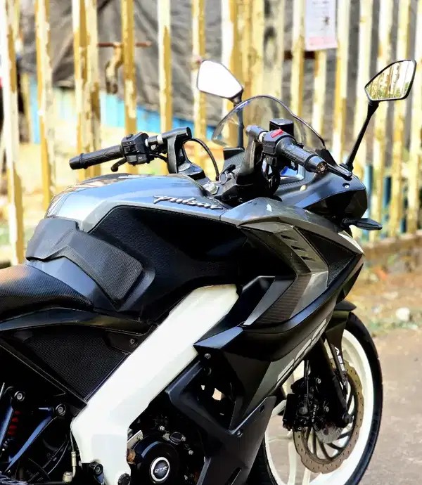  bajaj pulsar rs 200 (2021)