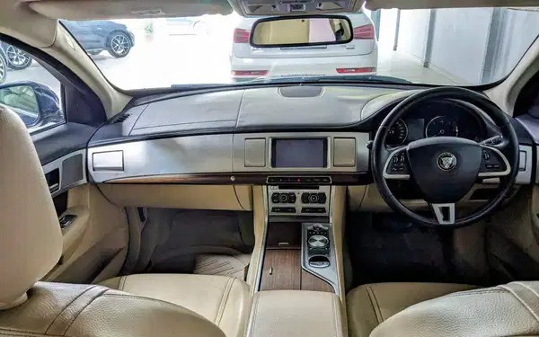 jaguar xf (2015)