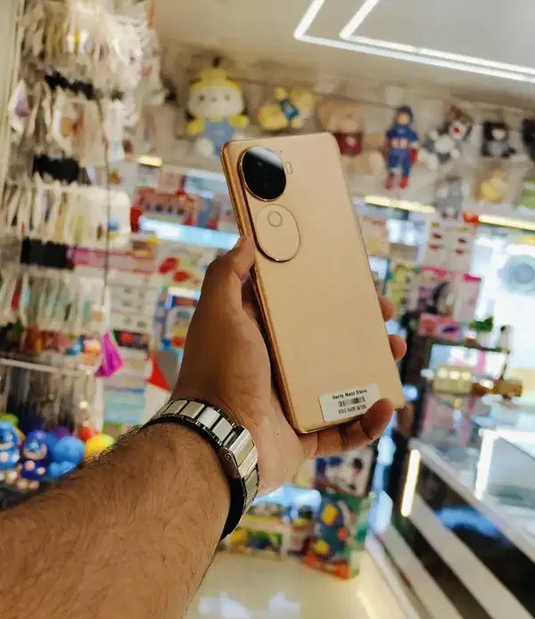VIVO V40E 5G 8/128GB STORAGE - FLAWLESS CONDITION MOBILE WITH BILL.