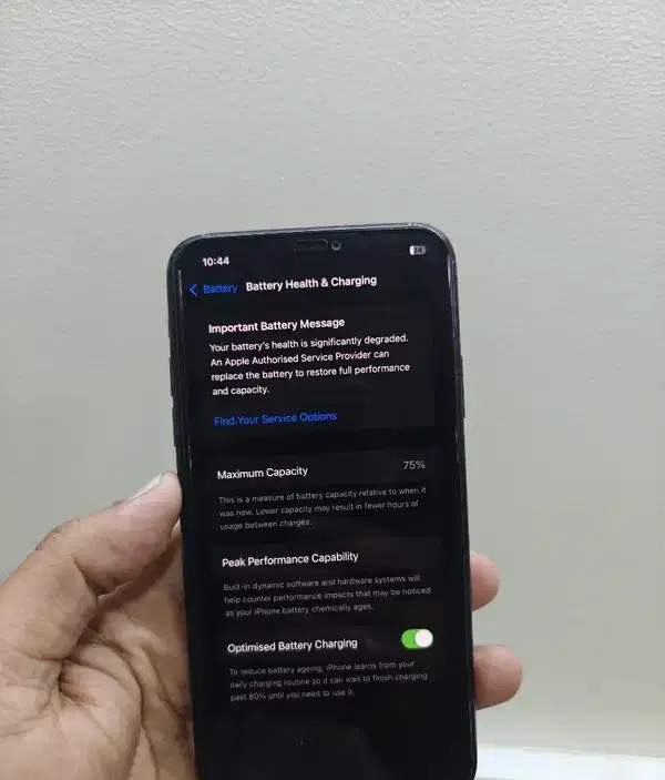 APPLE IPHONE 11 PRO MAX 256 GB IN EXCELLENT CONDITION WITH CHARGER